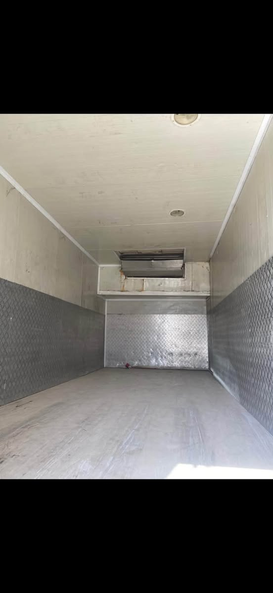 سلام عليكم براد اتيكو للبيع طول 6 وربع سمك 7 ومغلف من الداخل سندويج سمك 7 جهاز ثرموكنك ts300 شغال مكاني بغداد 
***********
