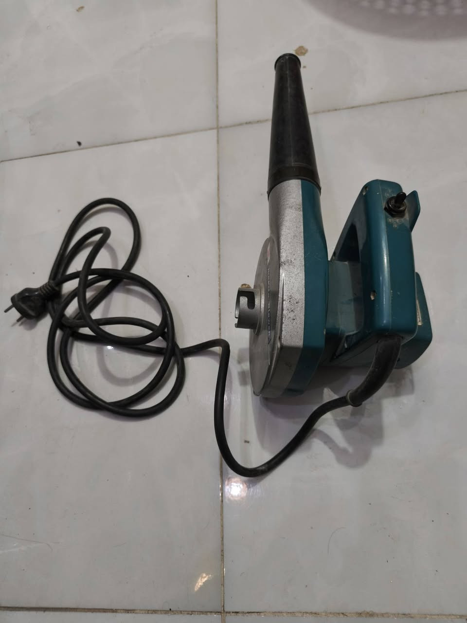 ساحبات ٦ انج حمام  مروحه سقفيه بلور ماكتا الشراي يتصل او خاص *********** بغداد الرصافه
