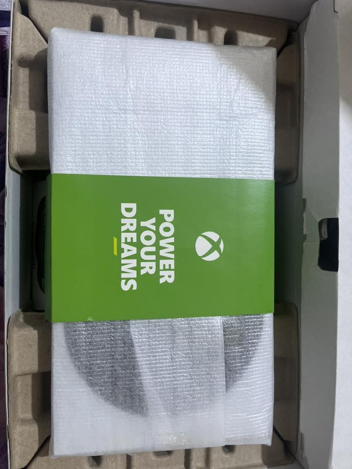 اكس بوكس سيريس اس بعده جديده بل كارتون مشتغل بس سبوع نضافه 100/100 كامل ملحاقاته ما بي نقص سعر 400 وبي مجال. الرقم(***********)
