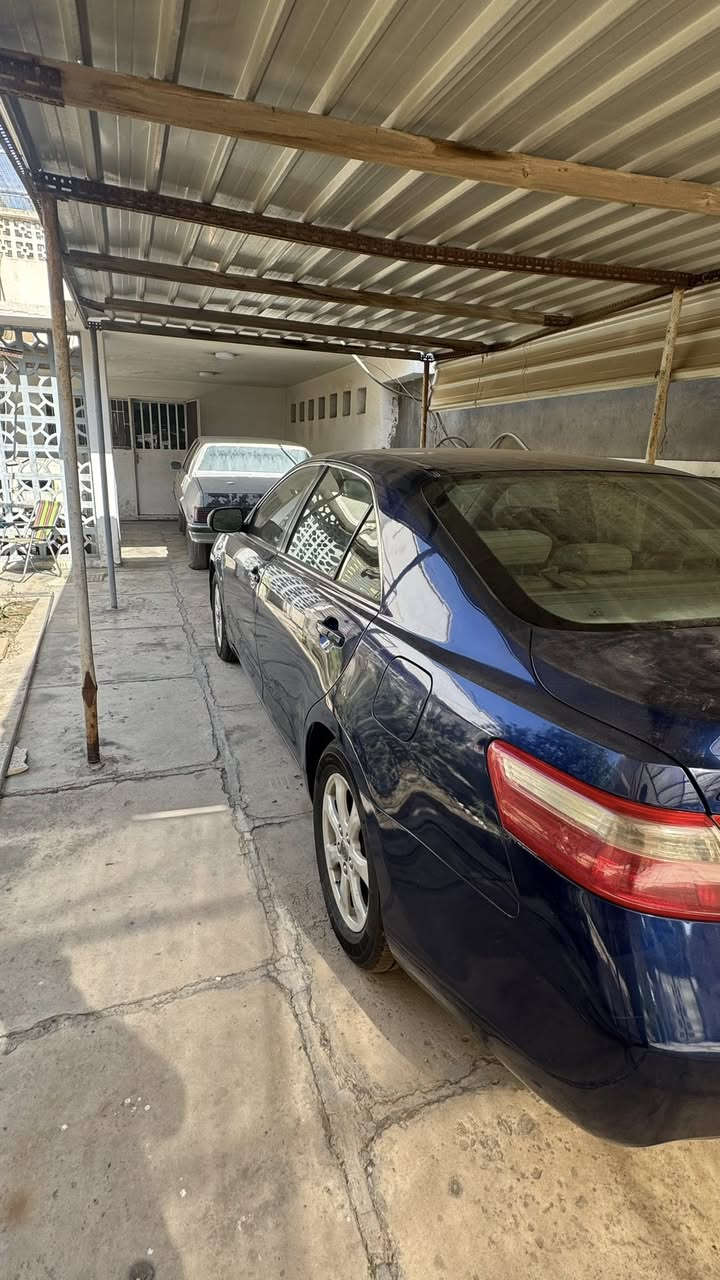 السلام عليكم 
Toyota camry 2007 Le 
وارد امريكي 
حادثها جاملغ امامي من جهة المرايا اليمين
( حاضر للسونار باتفاق الطرفين )

السيارة مصبوغة عام للجمالية لان لونها جان جارد 

للبيع فقط ( بدون مراوس )
محرك 2400
4 سلندر 

"السعر ٧٥ وبيهة مجال للطيبين" 

السيارة عدادها ٩٥ الف كيلو سيارة مال بيت واستعمال قليل
مكفولة من الكير والمكينة والصدر 
تبريدها ممتاز 
اغلب الفلاتر مبدلة جديد 
 
تخم تايرات جديد ، باتري جديد 

صور حادث امريكا غير موجودة فقط  تقرير كارفاكس 

رقمهة صدامي قديم واني اشيل فلوس تحويل الرقم 
السيارة باسم والدي 

للتواصل
***********

عنوان / بغداد / اليرموك
