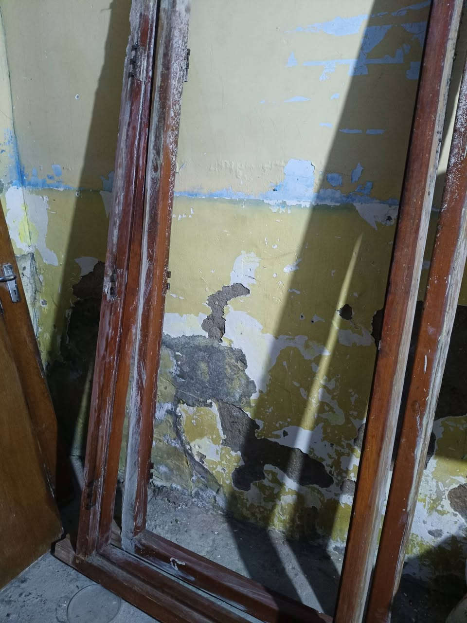 ابواب خشب شغل قديم ثقيل عدد اربعة السعر 150
***********
