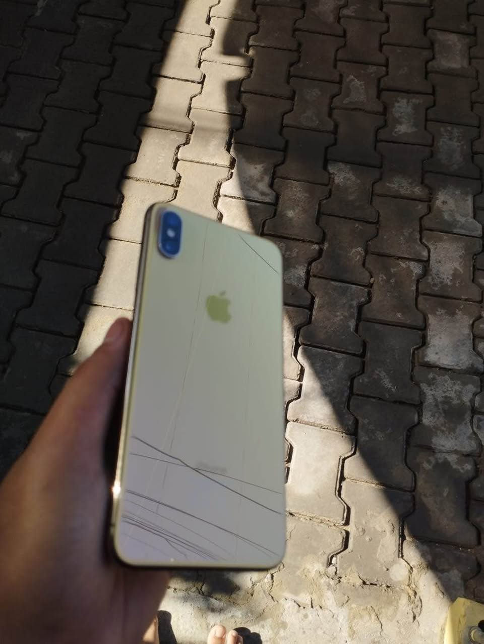 السلام عليكم ورحمه الله 
ايفون اكس اس ماكس 
ذهبي 
ذاكره ٢٥٦ 
مبدل قطعه وحده بطاريه فقط لا غير 
وفيس ايدي واكف بس شاشه ممبدله بلاديه
للبيع فقط  ١٧٥ونهايته١٥٠ قفل قفل قفل مستعجل عليه عدي شغله بفلوسه اليوم 
هذا رقمي *********** بي واتساب 
مكاني بغداد الحسينيه الراشديه وتوصيل ماعندي بغداد, العراق
