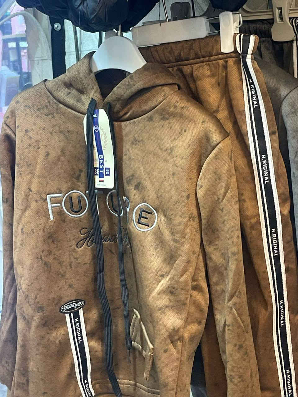 السلام عليكم  ملابس اطفال شلعه كامله للبيع بيهن من 75 لل 85  قطعه  العمر من 1 سنه لل 10 سنوات
 و مفرد هم اكو
الاستفسار ***********
