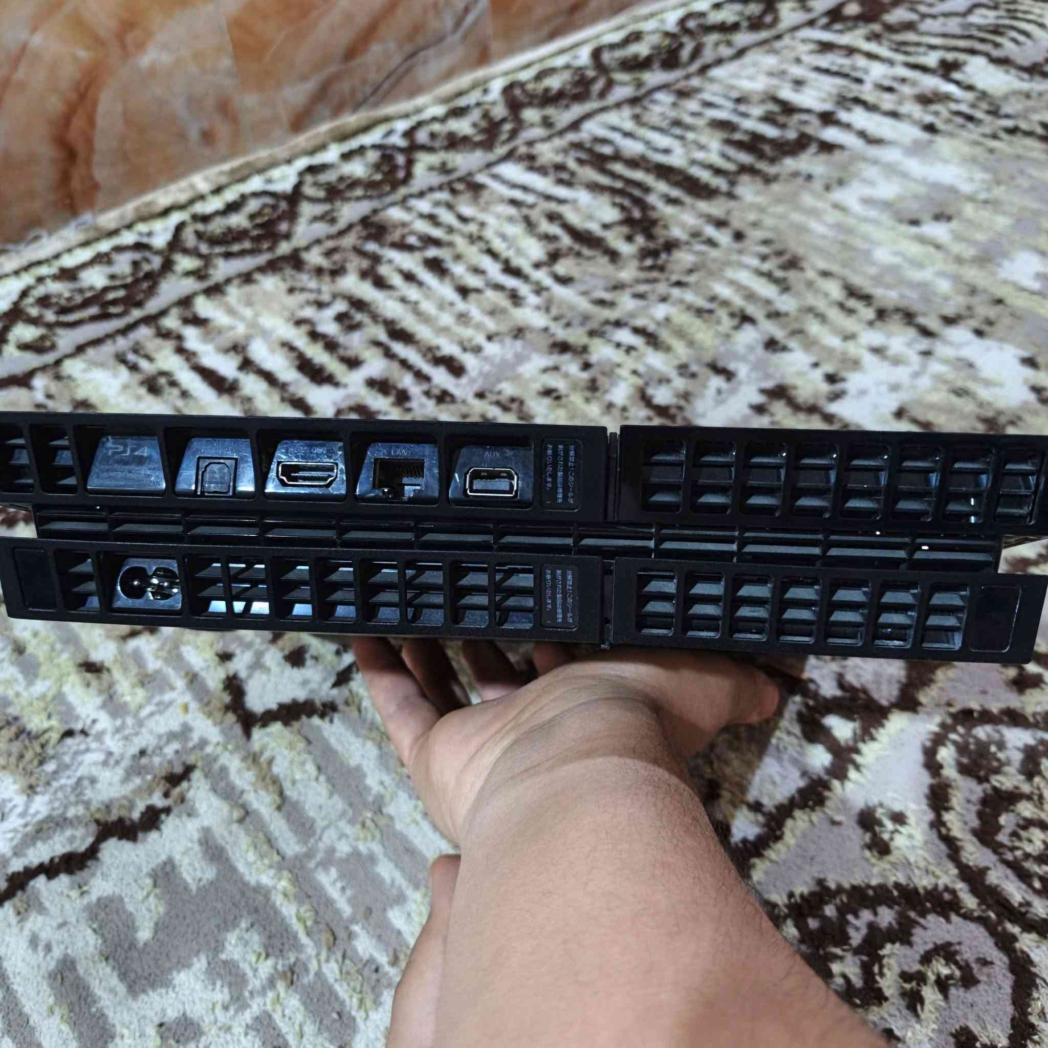 السلام عليكم جهاز بلي فور فات مهكر نضام 12.50 قرص يجي ويا 3 يدات مع كامل ملحقاته سعر 280ألف تواص علا الواتساب ***********
