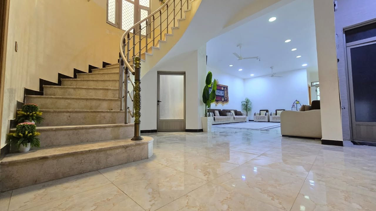 للبيع 
دار في حي النفط مجاور الدكتور احمد مطر شارع 20 متر 

 مساحة ٣٠٠ متر بناء جديد سنة ٢٣ بناء كونكريت مسلح يحتوي كراج سياره وحديقة وعلى غرف العدد ٢ وصالة واستقبال ومطبخ مع كاونتر وبيتونه ومجمع صحي وسطحين وتهويات ٢
 الشارع عريض تبليط مع مقرنص مقابيله شارع  البيت جاهز 
ملاحظة يوجد في منشور فيديو توضيحي 

للاستفسار أكثر مراجعه مكتب المعالي للعقار حي العسكري أو الاتصال على الرقم ***********
