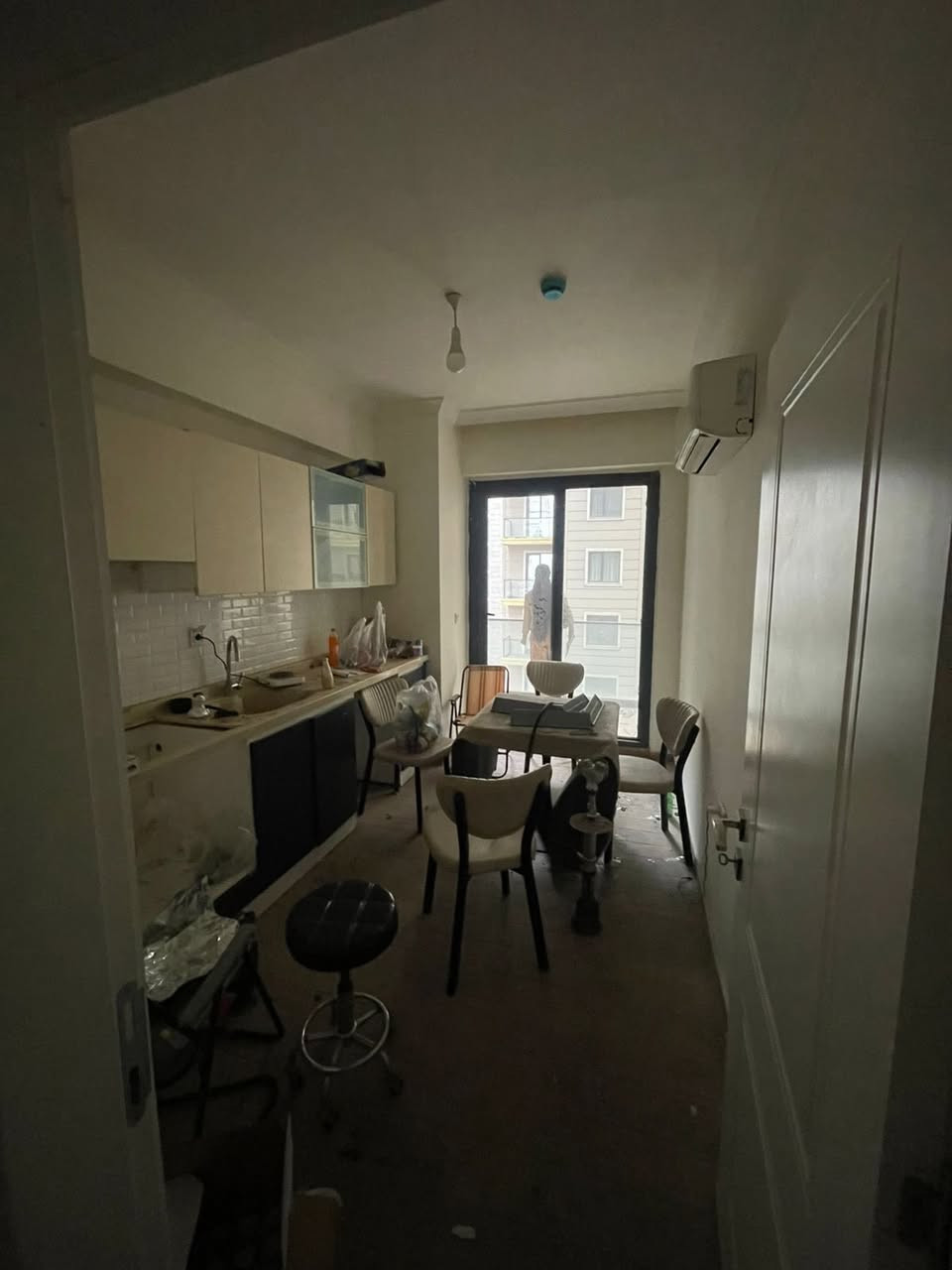 شقة للإيجار لالاڤ ستي ڤيو على شارع ١٢٠ مباشرة 
مساحتها ١٩٤ متر ٣+١  عدد الصحيات ٣ مع غرفة سويت 
السعر ٤٠٠ $ غير مؤثث 
للتواصل : ***********
