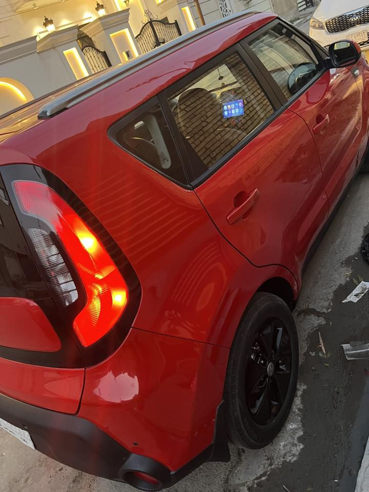 السلام عليكم  للبيع كيا صول موديل ٢٠١٦  خليجي  ماشيه ٨٢ الف كيلو اللون احمر  رقم بغداد  محرك ١٦٠٠ داخل جلد  لونين  بطاين حمر تحكمات ستيرن  بلوتوث حاكيه كروز سرعه بلاجكتور  بيها صبغ داير الجاملغ الخلفي  السعر ١٢٥٠٠ $ الموقع بغداد الكرخ الاتصال ***********
