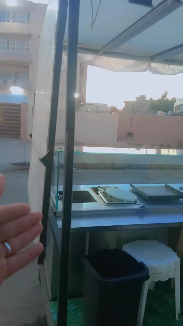 ميز متحرك كامل سل  ستيل  غراض كامل ويا 
الطول 3متار والعرض 1نوص  السعر ملوين 600وبي مجال 
***********
