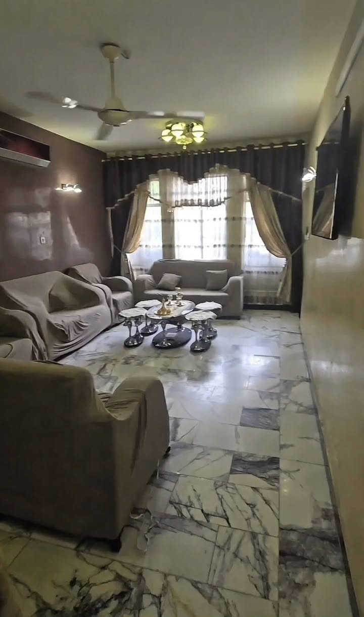 الى اصحاب البيوت والشقق في مجمع بوابة الكاظمية❗️

عندي بيت ٢٠٠ متر اريد اراوسه بالمجمع 

خارطته جدا مميزة بيه شقة منفصلة بداخله (جدا يناسب العوائل الكبيرة مثل اخ واخوه او اب وابنه)

الموقع: الدولعي الجديدة ( مقابل منطقة الجكوك مو جهة الحرية )

خلف الشارع العام (المكمل لشارع الحسابات)
يعني بظهر الشارع مباشرة

مساحة الارض 200 متر سند مستقل
مساحة البناء كلش كبيرة طابقين تطلع  تقريبا 300 متر كونكريت مسلح

البيت عبارة عن بيت وشقة 
الشقة بيها مدخلين من الكراج درج خارجي او من داخل البيت 

مجموع عدد غرف النوم 5 مساحتهم كبيرة اصغر وحدة بيهن 4x4 والباقيات كلهن 4x5 و4x6 ووحدة منهن 4x7

 يحتوي 4 تواليتات وحمامين ومطبخين 
حديقة كبيرة مساحتها 5x5 تقرييا 
كراج كبير جدا 4x8 
ممر جانبي من الكراج الى باب المطبخ بحيث البيت ما ملتصق بالجيران (للخصوصية وعزل اكثر) 

منضومة الكهرباء مصنعه خصيصا للبيت 3 فيز نظام ريليات بورد تحويل ومنضومة حماية لكل البيت 
حتى كيبل كهرباء جاهز للمولد الداخلية الكبيرة ال 3 فيز 
وكيبل اخر للمولدة الداخلية الصغيرة 

منضومة كاميرات مراقبة

تانكيات وسخانات عدد 2 منفصلة للشقة وحد وللبيت وحد 

البيت والشقة جاهزات من كلشي كبل تكعد بيه (مؤثثات بالكامل ينباعن هنة وإثاثهن)

سبالت عدد 9 في كل غرفة دفن 
مطبخين كاملات من كلشي غرف الاستقبال والصالات غرف نوم كاملات
تجيب غراضك وتكعد مباشرة ما تحتاج تجيب وياك اي شي 

البيت باسمي شخصيا 

اذا عندك بيت او شقق بالمجمع دزلي تفاصيلهم على واتساب على هذا الرقم وان شاء الله نتفق 
***********
