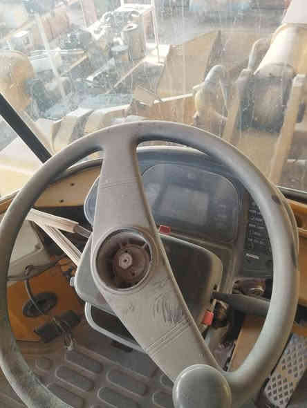 شفل كوماتسو للبيع جاهز للعمل ادوات بدون رقم للبيع للاستفسار *********** البصرة القرنه
