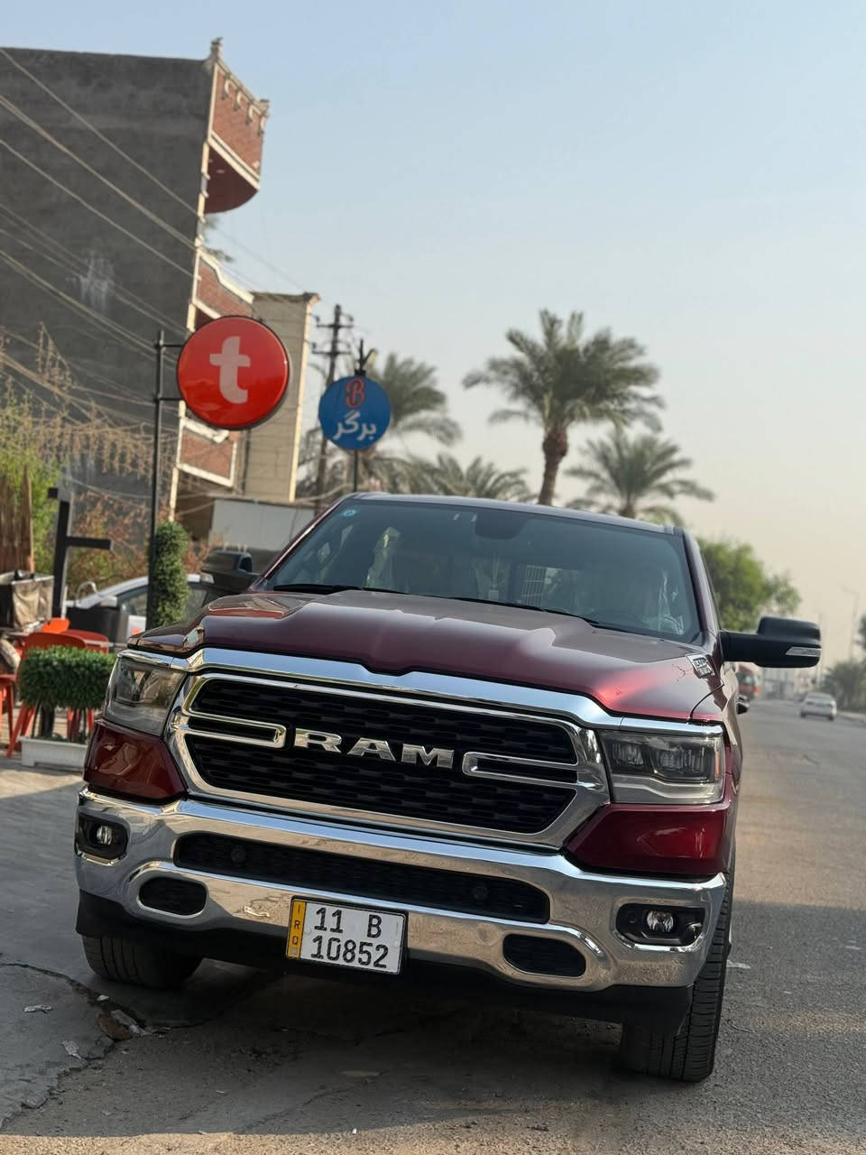 سلام عليكم 
دوج رام 2022 بك هورن 
باب طويل بدي قصير المرغوب 
مكينه 8 سلندر هيمي 5700
اربع وضعيات فور ويل ( خفيف +ثقيل + اوتو + سنكل) 
لايت لد + زينون
بك لايت لد اسود 
ويل كب حجم 22 
كراسي جلد مشمشي 
تدفئه سترين + تدفئه مقاعد اماميه 
شاشه كبيره كار بلي 
كيجات شاشه 
حساس امامي +حساس خلفي 
السياره ماشيه 19 ميل قابل لزياده 
ضربته بدي خلفي و مصبوغه البدي بس 
بدون شاصي بدون دواخل ايرباك سليم 
السياره رقم بغداد باسمي 
مكان السياره بغداد العامريه 
السعر 31،500
***********

