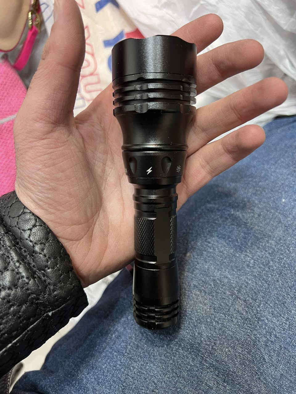 اخوان متوفر  لايت  UV مال كشف اقارب و احجار و فحص فلوس  ماركه اصلي  متوفر ٢ قطعه قطعتين ب ٣٠ الف  وبا شاحنه


**إذا كنت صاحب هذا الإعلان وتريد حذفه لأي سبب، رجاءا أرسل رسالة إلى الدعم الفني**