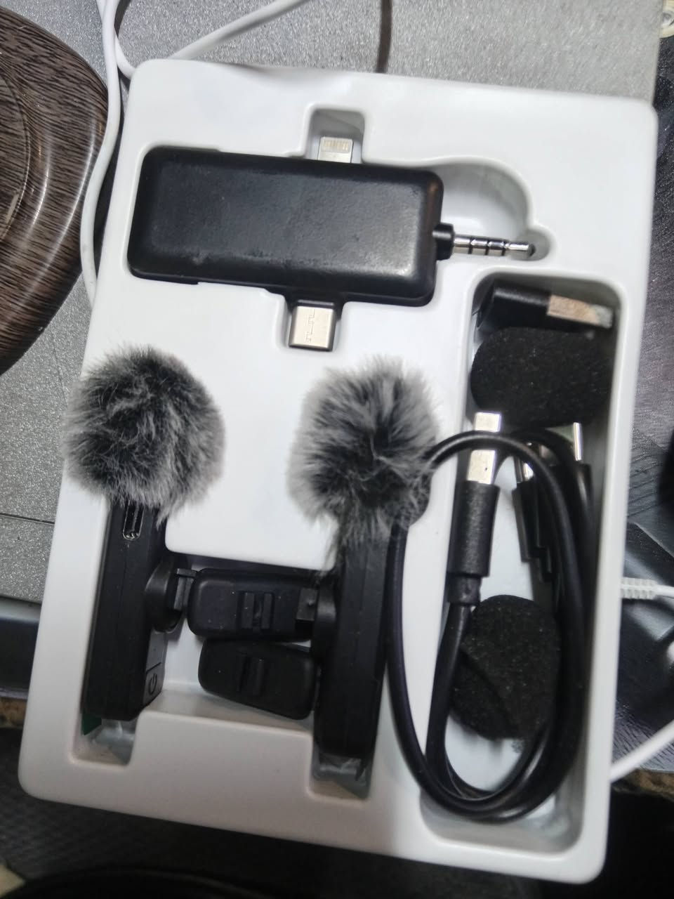 ب 20 مع التوصيل 
هذا المنتج هو مجموعة ميكروفون لاسلكي (Wireless Microphone Set) تستخدم لتسجيل الصوت عبر الهواتف الذكية أو الكاميرات.

النوع: ميكروفونات لاسلكية صغيرة (Lavalier/Lapel Microphones). 

المكونات: تتضمن المجموعة ميكروفونين للإرسال، وجهاز استقبال (Receiver) يتم توصيله بالهاتف، بالإضافة إلى كابلات الشحن.


**إذا كنت صاحب هذا الإعلان وتريد حذفه لأي سبب، رجاءا أرسل رسالة إلى الدعم الفني**