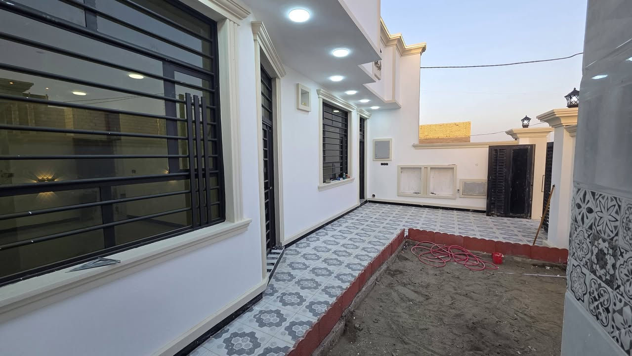 بيت زراعي للبيع مساحه  200متر مرقم كوت حي الحكيم شارع حي الوئلي تفاصيل البيت بناء طابوك يحتوي ع غرفتين وصاله وستقبال ومطبخ وكراج وحديقه السعر 85 وبي مجال الستفسار دلالية السعيدي  عنوان المكتب قرب حسينيه بيت خليفه التصال  *********** وتساب او ***********
