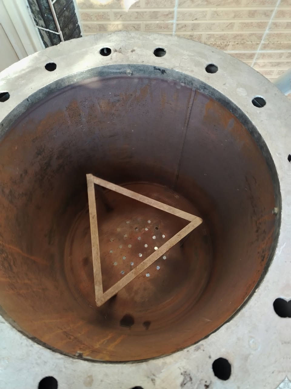 🔥 للبيع تنور غاز حديد – فرصة مميزة 🔥
تنور غاز ثقيل وقوي وبسعر مناسب، مناسب للخبز، الصمون، التنور العراقي، والاستعمال المنزلي أو التجاري.

✅ مواصفات تهمك:
مصنوع من حديد سميك عالي التحمل
يتحمل وزن شخص 150 كغم يقف داخله بكل أمان
استخدام شهر واحد فقط، نظيف جدًا وقريب للجديد

عمر طويل وتحمل عالي للحرارة
توزيع حرارة ممتاز يضمن خبز متساوي

📏 الأبعاد:
الطول من الأرجل إلى الحافة: 90 سم
الطول من الداخل: 61 سم

🎁 ميزة قوية ومهمة:
يجي وياه ستاند حديد مثلث يوضع داخل الفرن
✔️ يمكن وضع عليه صياني وقدور
✔️ عملي للطبخ والخبز بنفس الوقت
✔️ ثابت ويتحمل حرارة عالية
✔️ يوفر وقت وجهد ويزيد من استخدامات التنور

📍 العنوان:
كركوك – حي الواسطي

📞 للاستفسار ومعرفة السعر:
***********
***********
📩 أو مراسلة الحساب مباشرة
