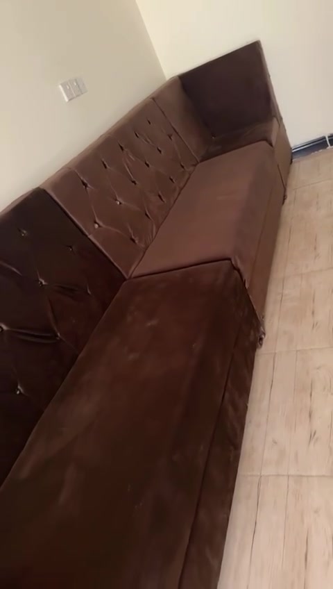 ديوان للبيع نظيف جدا مع ميز تلفزيون وطبله وسطيه  السعر ٤٠٠ وبي مجال قليل للاستفسار على الرقم ***********
