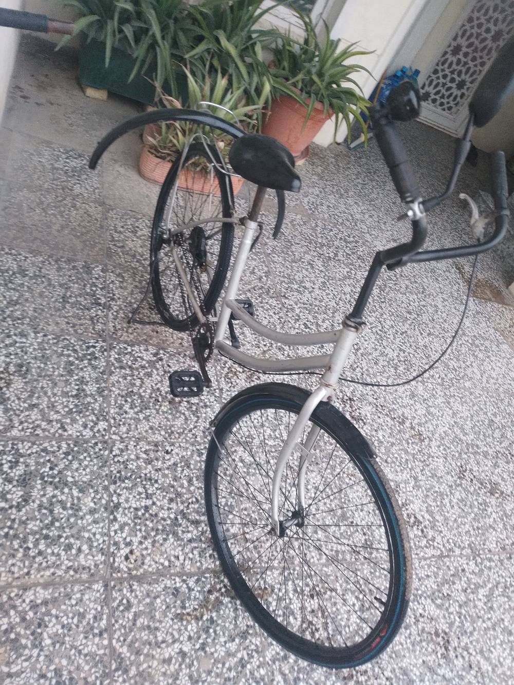 بايسكل للبيع  حجم 27 كامل البايسكل ومستعجل على بعته 
