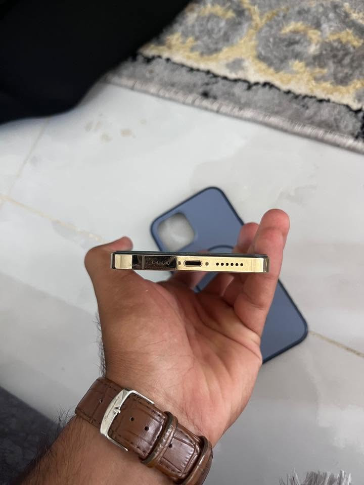 السلام عليكم 

12 برو ماكس للبيع 

ذاكره 256 

فيس ايدي شغال 

بطاريه خدمه 

مستبدل شاشه نوعيه وسط 

نضافه الجهاز 100/100

السعر 325وبيً مجال 

مكاني رمادي الملعب 

***********

