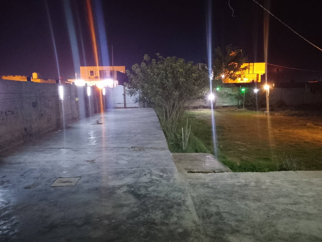 السلام عليكم بيت لبيع عبور الجسر الفرنسي قريب على السيطرة الاتحادية يبعد عن الشارع العام مسافة المساحة الكلية 625 خدمات تبليط وكهرباء البيت كامل من كلشي ومرتب رقم ***********
