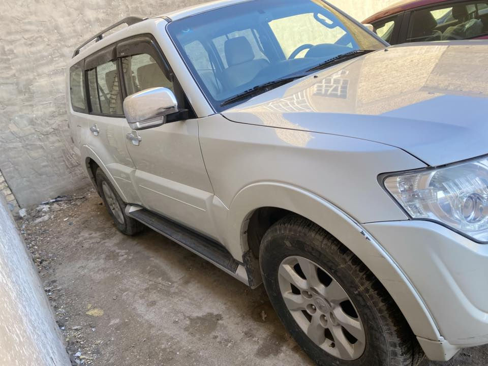 للبيع ⭕️
باجيرو حبتور خليجي موديل 2014
سيارة على وضع شركة استخدام شخصي ماشيه161 حقيقي  مكفولة من كلشي رقم بغداد دولي بسمي سيارة كير محرك مال شركه 6سندر محرك 3500 كفاله عامه
 فول مواصفات
 تبريد 3 قطع
فورويل
7راكب
 كشنات جلد كهربائي
 فتحه 
دمام خلفي 
كامرة خلفية 
مري كهربائي  
المكان بغداد التواصل ***********
