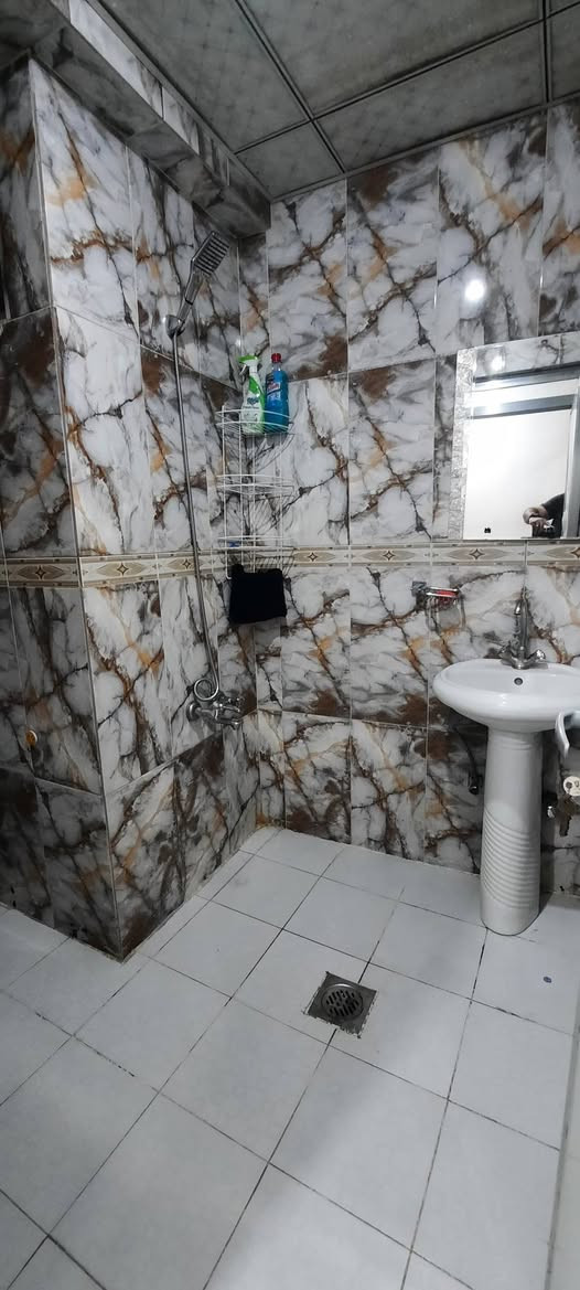 سلام عليكم من رخصة الادمن المسؤول المحترم شقه مؤثثة للايجار غرفة وصالة وخدمات تصلح موضفين اوطلاب اوعوائل طابق ٢ مصعد ٢٤ساعه البنايه مراقبة بالكاميرات من قبل مكتب داخل البنايه ملاحظة مدة الايجارلاتقل عن مدةسته أشهر بعقدرسمي كراده داخل مقابل بنزين خانه ابوقلام شارع جبس الكراده بنايه حمورابي سعراتصل ***********
