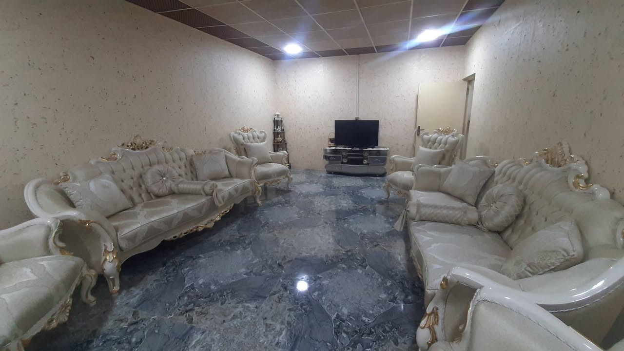 بيت طابو صرف 200 متر حله حي الرضا منطقه هدوء وخدمات فول قريب جدا عن السوك تتمشه البيت قديم بس جدا نظيف ومرتب ابيعه سعر قطعه ب330 وبي مجال ***********
