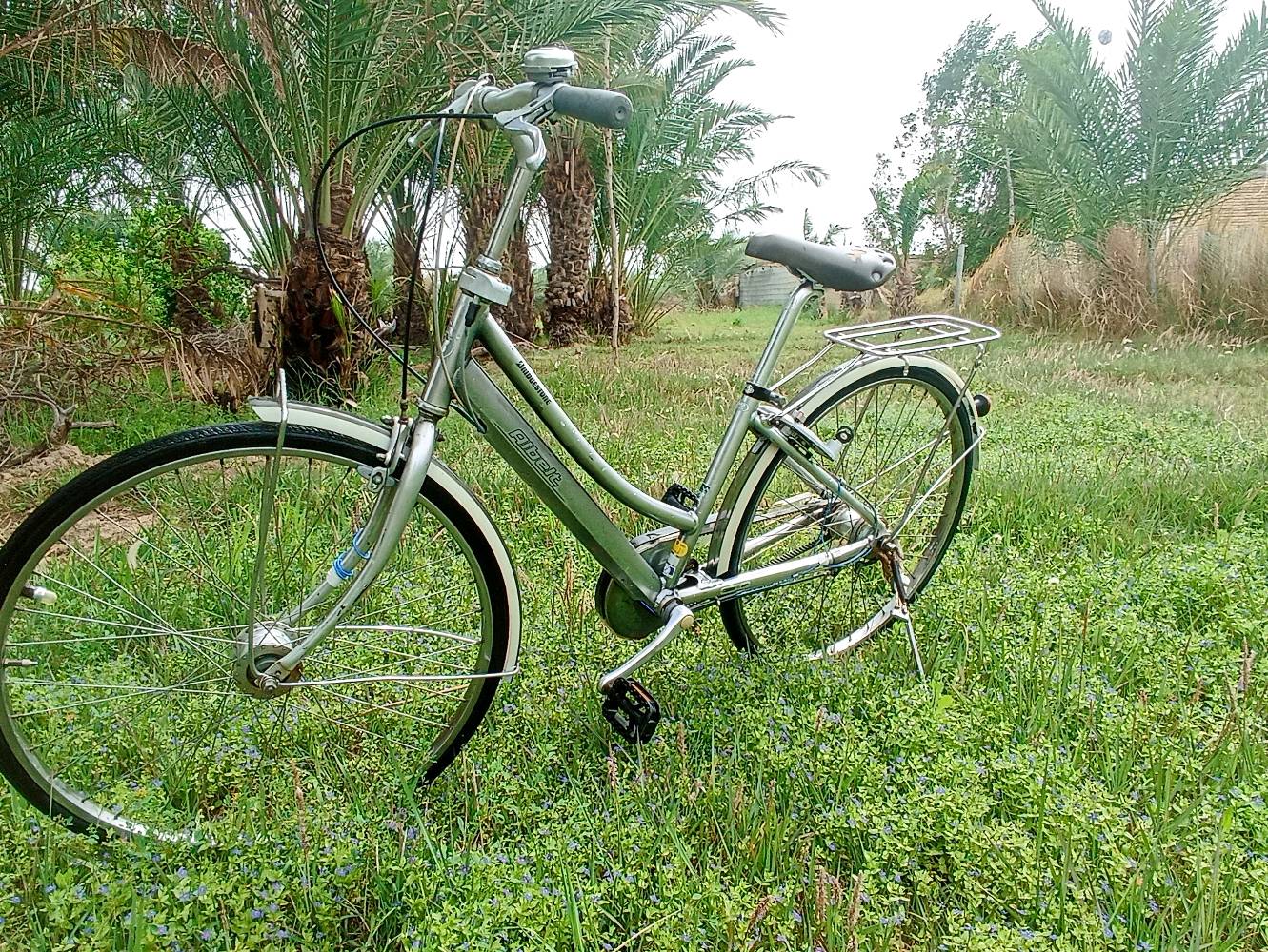 بايسكل بناتي حجم 27للبيع صبغ شركه بايسكل ياباني حاويه بدال 3نمر منضومه قايش بريكات شغاله امامي وخلفي دينمو شغال 