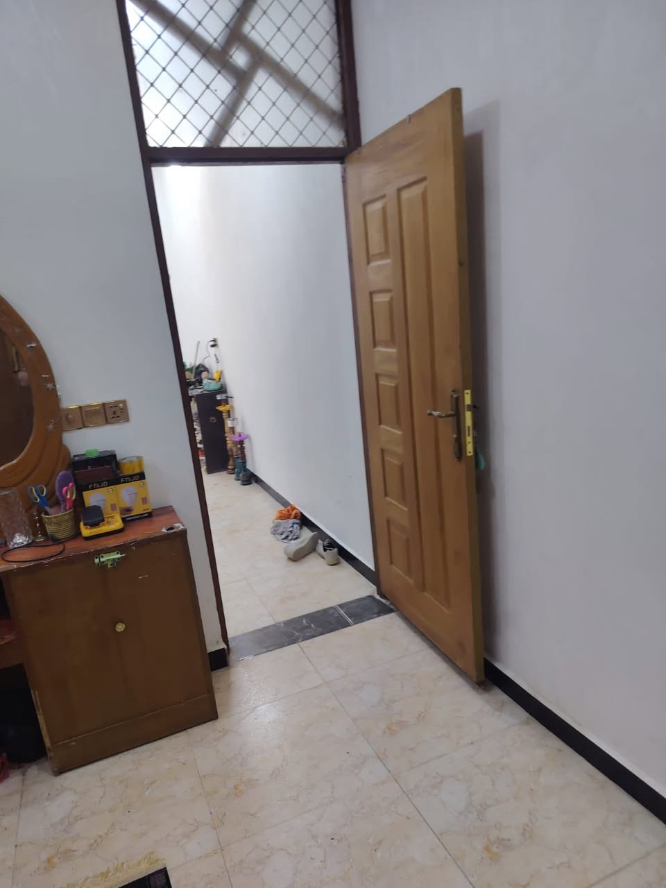 سلام عليكم 
بيت ١٠٠ متر طابق ونص بشارع الحشد منطقة ٢٦ بظهر منطقة ١٢ قريب على المنتزة مال ١٢ 
البيت يحتوي على 
غرف نوم عدد (2)
صاله مشتركة مع المطبخ 
استقبال حمام خارجي وداخلي  بيت موقعة مرتب  
ملاحضة / يحتوي ع 3 خطوط كهرباء 
و3خطوط ماء يعني انسة شيء اسمة انقطاع وبسعر جداً مناسب للاستفسار (***********) واتساب
