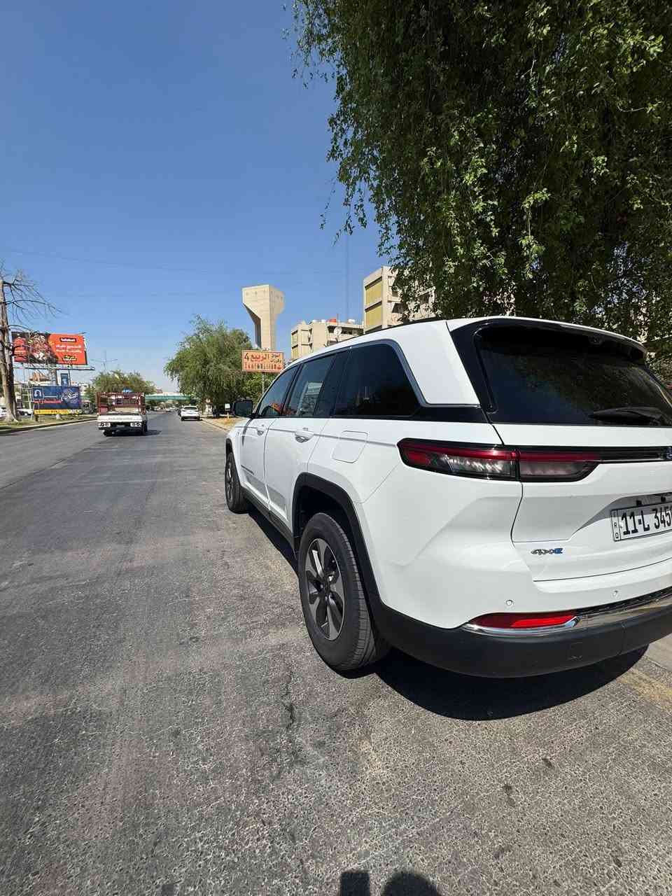 للبيع
** Jeep Grand Cherokee 4xe**

** موديل 2022**

- وارد أمريكي
- ممشى: 44,000 كم
- محرك 2.0 تيربو + هايبرد (e-sive
- ⁠-in Hybrid)
- قوة 375 حصان
- دفع رباعي (4x4)
- جير أوتوماتيك 8 سرعات
- لون أبيض / داخلية جلد أسود
-  3 شاشة كبيرة مع Apple CarPlay وAndroid Auto
- كاميرا خلفية
- ⁠صندوق كهرباء
- المقاعد 5 راكب
- حساسات أمامية وخلفية
- تشغيل بصمة ودخول ذكي 4 ابواب
- السيارة بحالة جيدة جدًا وجاهزة للاستخدام

🔹 ملاحظة: السيارة كانت تحتوي على ضرر أمامي وخلفي وتم إصلاحها.

💰 السعر: 290$

📍الموقع: بغداد

للاستفسار يرجى التواصل على الخاص أو الاتصال.

***********
