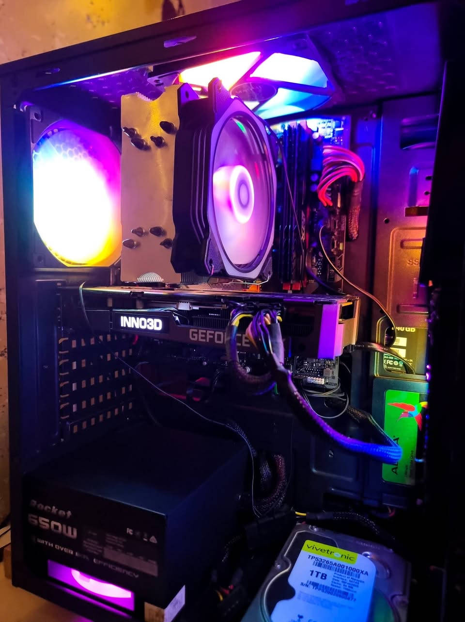 السلام عليكم 🌹
حاسبه تجميعه دسكتوب 
المواصفات
I5 13400 كارت شاشه داخلي
B760 GIGABYTE gaming v1.0
RTX 3070 8GB TWIN OC INNO3D
RAM XPG 2X8 16GB DDR4  3600 CL17 
SSD 256GB SATA
HDD 1TB 
PSU 650W ROCKET 80+ standard 

الكيس حديدي بالكامل بدون زجاج معدل عليه مسوي فتحات و حطيت بيهم مراوح لتحسين التهويه و درجات الحراره
 ٦ مراوح 
____________________________________________
-جميع القطع استخدام شخصي و نضافه عاليه
-تنضيف دوري كل شهر او شهرين و معجون حراري جديد.
-درجات الحراره في النضام كامل ممتازه و بارده
-الكارت محدث البايوس مالته حتى تنفتح خاصيه تحسن الاداء.
-الرامات معدله من البايوس لتحسين الاداء و الثبات
-تقريبا كل القطع متوفر الصندوق مالتها مع كامل الملحقات.
سبب البيع احتاج فلوسها 
المكان بغداد توصيل متوفر 
السعر: 1200 و مجال
متوفر ماسنجر  و واتس و التعليقات
***********
ادمن 🌹

