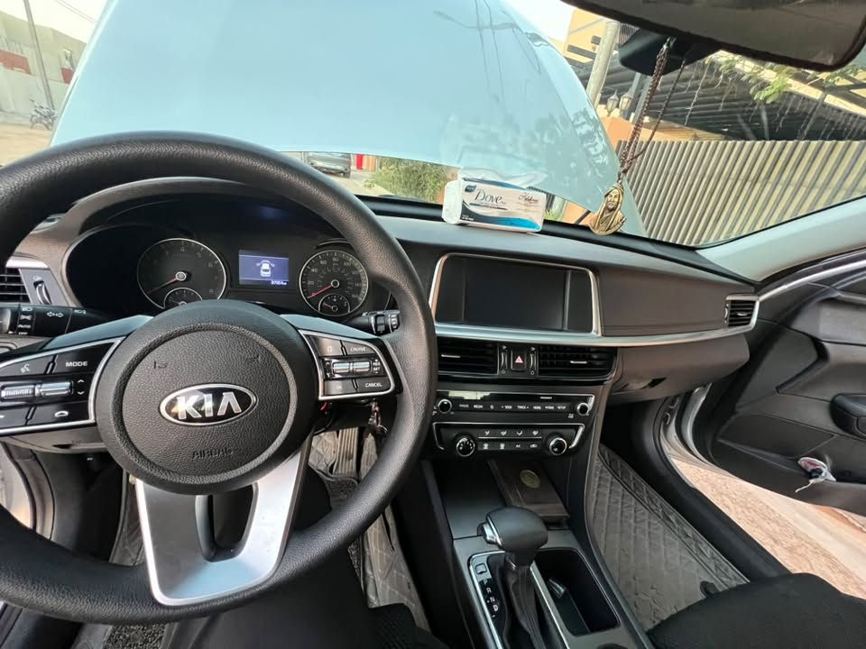 اللهم صل ع محمد وال محمد
النوع : Kia Optima
اللون: سلفر 

عداد المسافات (36الف فقط) حقيقي 

محرك 2.4GDi
الموديل: 2020 
الضرر(بنيد وجاملغ) 
ملاحضه السياره ( بدون تبديل كل قطع السياره بلادي لغود وشواصي وكير ومحرك كفاله عامه )
ايرباكات سليمه

السياره جديده جداً جداً 
الرقم بغداد باسمي 
موصفات fe 
 Drive mode 

شاشا كبيره   Apple CarPlay 
تحكمات استيرن
اشاير بلمري 
ويل كب حجم 16 
تخم تاير جديد 
تبريد ثلج 
منضومه السياره كلها جديده وعلى البلاد 
السعر 139 وبيه مجال 

مكان السياره الحله مركز المدينه 
للاستفسار هاتف *********** بي واتساب وبخدمتكم
