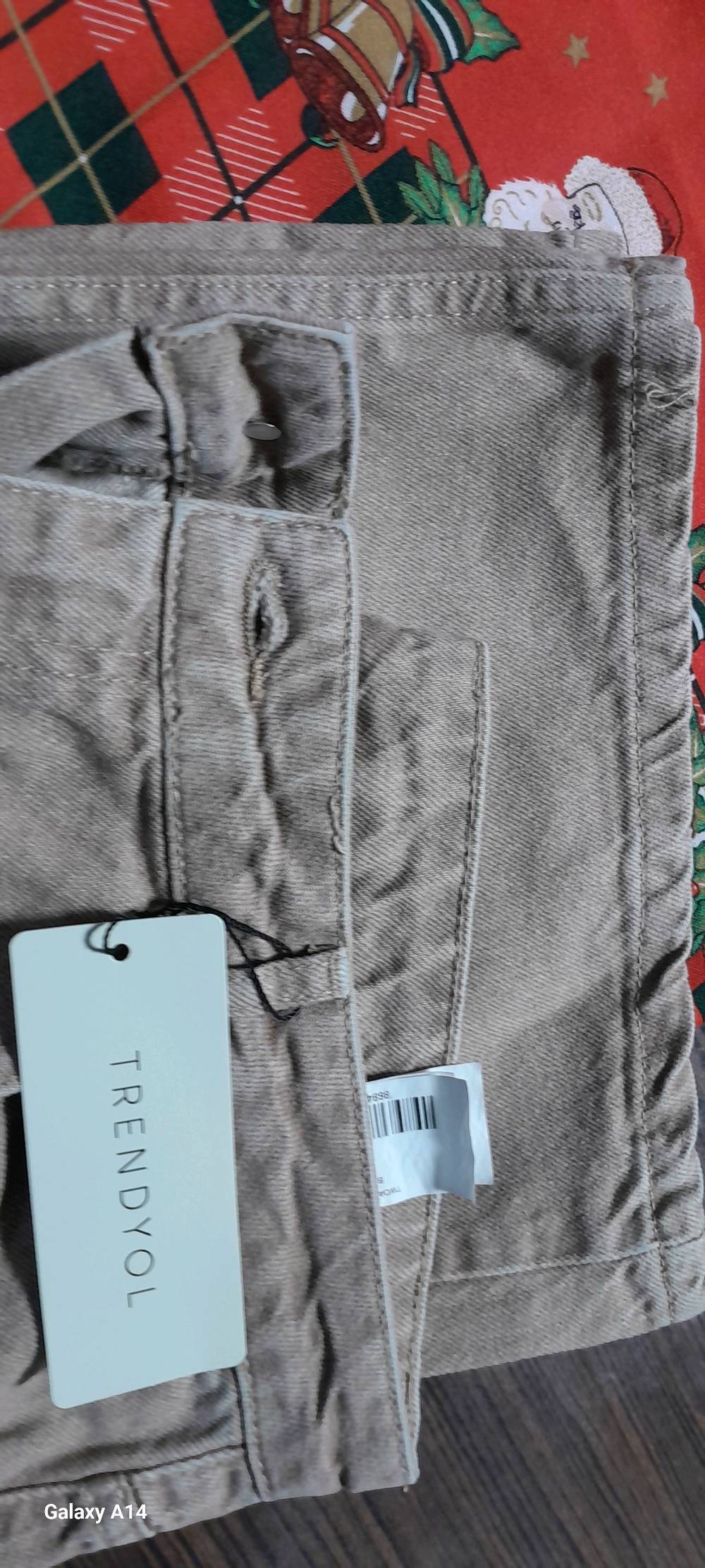 بنطلون جينز بيج أنيق بقَصة واسعة يمنحك إطلالة كلاسيكية وعصرية في نفس الوقت. مناسب لجميع المناسبات، مصنوع من خامة عالية الجودة لضمان الراحة والمتانة. المقاس المتوفر: 42 (EU).