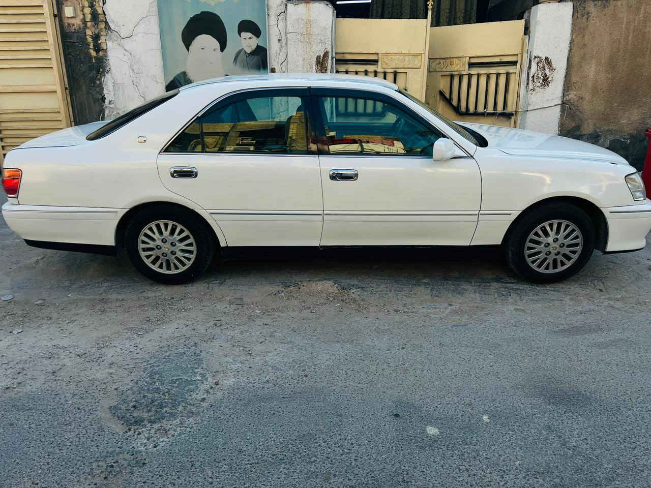 سلام عليكم ملكه لبيع سياره بيه كص جنطه
رقم وسنويه
 ادوات تلث دكم برده خلفيه
محرك دي فور الكبير 
السعر 50 بيه مجال بصيط مكان بغداد رقم تليفون***********
