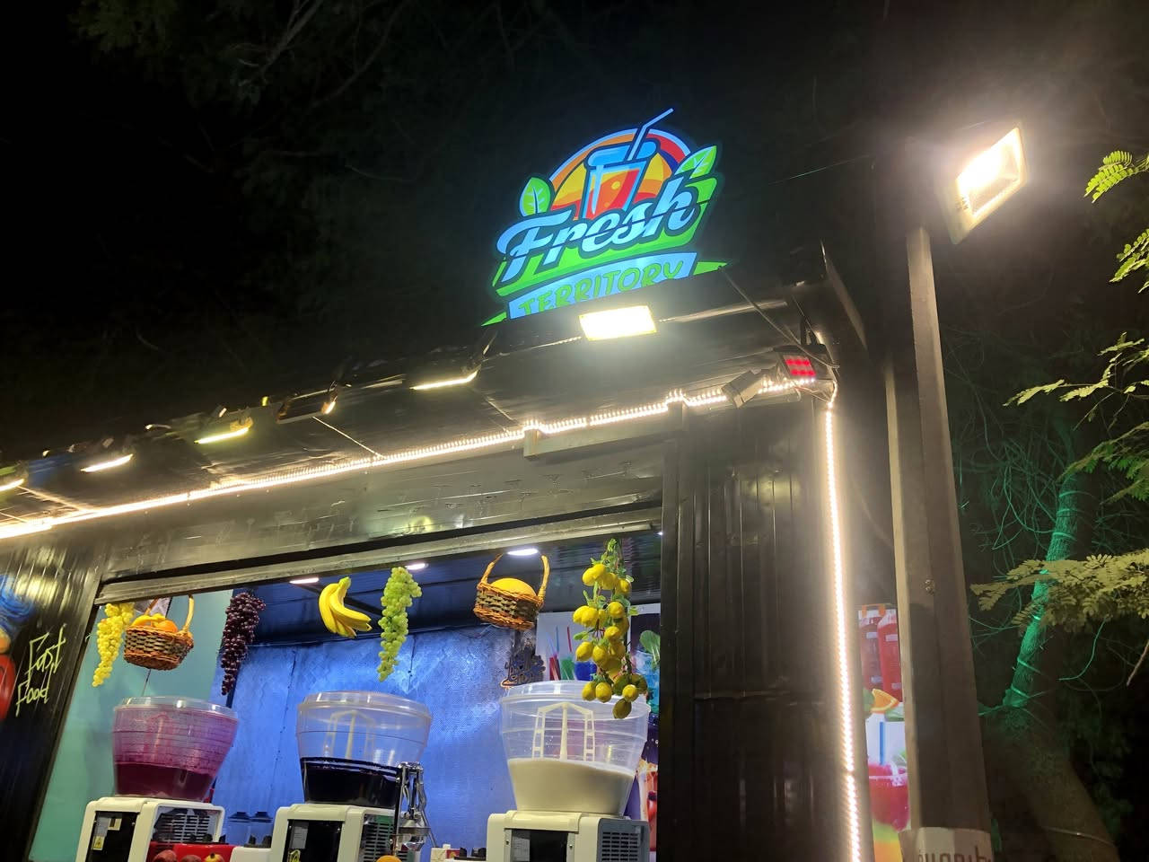 ‏السلام عليكم سياره مطعم متنقل للبيع كوستر  وشغاله مكينه جديده كير جديد  تخم تاير غراض مطعم وياها علان جديد اناره لدات كلها شغاله وجديده سياره رقم اصولي تريد تحويل تريد وكاله مكان الدوره الصحه رقم ***********
‏ويا غرض مطعم 
‏كريل فحم
‏كريل عادي
قلايه فنكر 
قلايه زنكر 
‏كابسه صاج 
‏سنك 
‏تانكي
‏شوايه كص 
‏مجمده 
‏عارضه
‏منضومة كامرات
‏تغليف سلستيل 
‏برادات عصير 
‏غلاطات عصير 
‏صبغ حراري مال سيارات درجه اوله معا رسم 
‏سفسار ***********
‏
