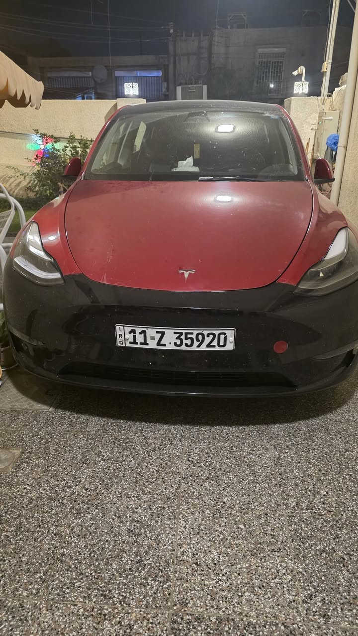 السيارة: Tesla Model Y  Long Range Dual Motor AWD
اي استفسار عن السعر وباقي التفاصيل يرجى الاتصال الخاص مهمل (السعر مناسب جداً ) كل شي مذكور ومرفوق داخل الصور 
*********** 
اونلاين فون كي 
ممشى: 38,000 كيلو
سنة الصنع: 2023
رقم الهيكل (VIN): 7SAYGDEE4PA187927
⚡ البطارية والشحن
نوع البطارية: ليثيوم أيون
الشحن السريع: DC Supercharger، 10–80% خلال 25–30 دقيقة تقريبًا
شحن AC: 220–240V، 16–32A
المدى النظري: ≈ 500 كيلو
🏎 الأداء والمحرك
عدد المحركات: محرك أمامي + محرك خلفي (Dual Motor)
الدفع: كلي كهربائي AWD
التسارع: 0–100 كم/س ≈ 5.0 ثانية
السرعة القصوى: ≈260 كم/س
🌡️ أنظمة التحكم والراحة
نظام تبريد متطور للبطارية والمقصورة
مراوح وكمبريسر متكامل للتحكم بالحرارة
Autopilot جاهز مع إمكانيات القيادة الذاتية
نظام Energy / Consumption لمتابعة الصرف والبطارية
🛋 مواصفات الداخلية الكاملة
1️⃣ المقاعد
مقاعد أمامية كهربائية قابلة للتعديل مع ذاكرة وضعية السائق
مقاعد خلفية قابلة للطي 60/40 لتوسيع صندوق الأمتعة
مقاعد جلدية عالية الجودة (Vegan Leather)
تدفئة المقاعد الأمامية والخلفية
دعم جانبي ممتاز للراحة في المنعطفات
2️⃣ المقصورة والراحة
تكييف أوتوماتيكي ثنائي المناطق (Dual-zone climate control)
فلتر HEPA عالي الجودة لتنقية الهواء
نظام تدفئة وتبريد فعال مع تدفق هواء مخصص لكل منطقة
سقف بانورامي زجاجي بالكامل (Panoramic Glass Roof)
إضاءة داخلية LED قابلة للتخصيص
3️⃣ الشاشة والتحكم
شاشة لمس مركزية كبيرة  (Touchscreen)
شاشة خلفية
التحكم في كل وظائف السيارة من الشاشة:
نظام الملاحة
الوسائط الترفيهية
الكاميرات والرادار
تكييف الهواء والتحكم بالمقاعد
عدادات رقمية رقمية أمام السائق
تحديثات برمجية أوتوماتيكية عن بعد (OTA)
4️⃣ الوسائط والترفيه
نظام صوت فائق الجودة (Premium Audio System)
مدخل USB-C للأجهزة الأمامية والخلفية
بلوتوث / واي فاي / تطبيق Tesla فون كي 
إمكانية بث الموسيقى والفيديو عبر الإنترنت
5️⃣ أنظمة السلامة والمساعدة
كاميرات 360 درجة + حساسات ركن أمامية وخلفية
تحذيرات مغادرة المسار + نظام الحفاظ على المسار
Autopilot (قيادة شبه ذاتية)
فرامل أوتوماتيكية للطوارئ
مستشعرات ضغط الإطارات TPMS
6️⃣ التخزين والمرونة
صندوق أمامي (Frunk) + صندوق خلفي (Trunk) واسع
مساند قابلة للطي لتوسيع مساحة التخزين
أماكن لتخزين الأدوات والحقائب الصغيرة
منافذ طاقة 12V داخلية
مقاعد وأرضية مقاومة للاتساخ
مساند رأس قابلة للتعديل
شاحن 32 اصلي 
وباقي مواصفات التيسلا العادية
