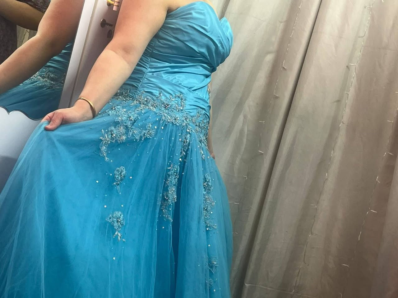 فستان البيع جديد ملبوس مره واحده  السعر خاص


**إذا كنت صاحب هذا الإعلان وتريد حذفه لأي سبب، رجاءا أرسل رسالة إلى الدعم الفني**