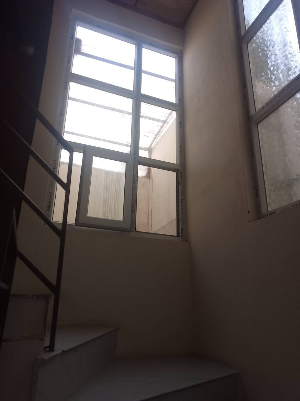 بيت طابق واحد ركن مساحته 135 متر سند 25الأرض زراعي بستان  ملك صرف يحتوي الدار علي غرفتين نوم واستقبال فقط  و مطبخ سيراميك و حمام و مرافق سيراميك ومناور 2 والسطح كاشي وخدمات كامله كهرباء وماء وتبليط السعر 105 قابل للتفاوض  العنوان مزارع زيونه   مقابل المرور رقم تلفون *********** كورك
