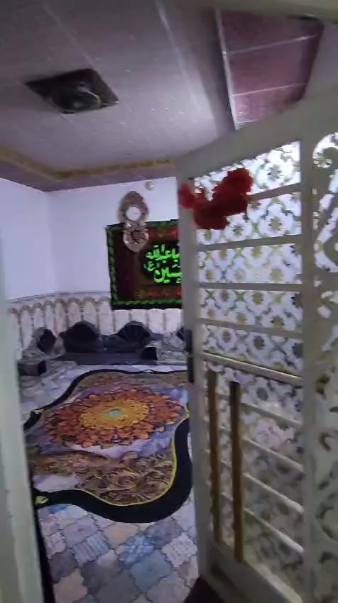 بيت للبيع. 100 متر طابقين مع الأثاث. يحتوي الطابق الاول ع استقبال +مطبخ+غرفه كبيره + صحيات داخليه خارجيه والبيت كله سقوف ثانويه 
الطابق الثاني يحتوي ع غرفتين كبار ونص سطح + فوكهن سطح كامل. العنوان الشبانات / طرشي عين التمر / فرع صمون ولي الله/ البيت سند 17 وبناء جديد وخير من الله. 
للأستفسار الاتصال على الواتساب 
غير متواجد ع الماسنجر فقط واتساب 
***********
