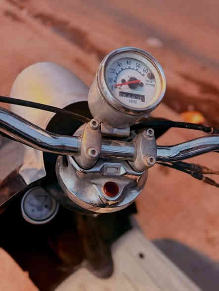 للبيع دراجة عبد الحليم 60 تشتغل سلف و هندر 
نكره هندر كهربائيات كلها شغاله اشاير لايت امامي بگلايت كله شغال مكينة ناعمة الدراجة نظيفه بس نقصهة كفرات لان صبغهة جارد رايدها ب150 قفل مكاني بغداد جديده متواجد واتساب ***********
