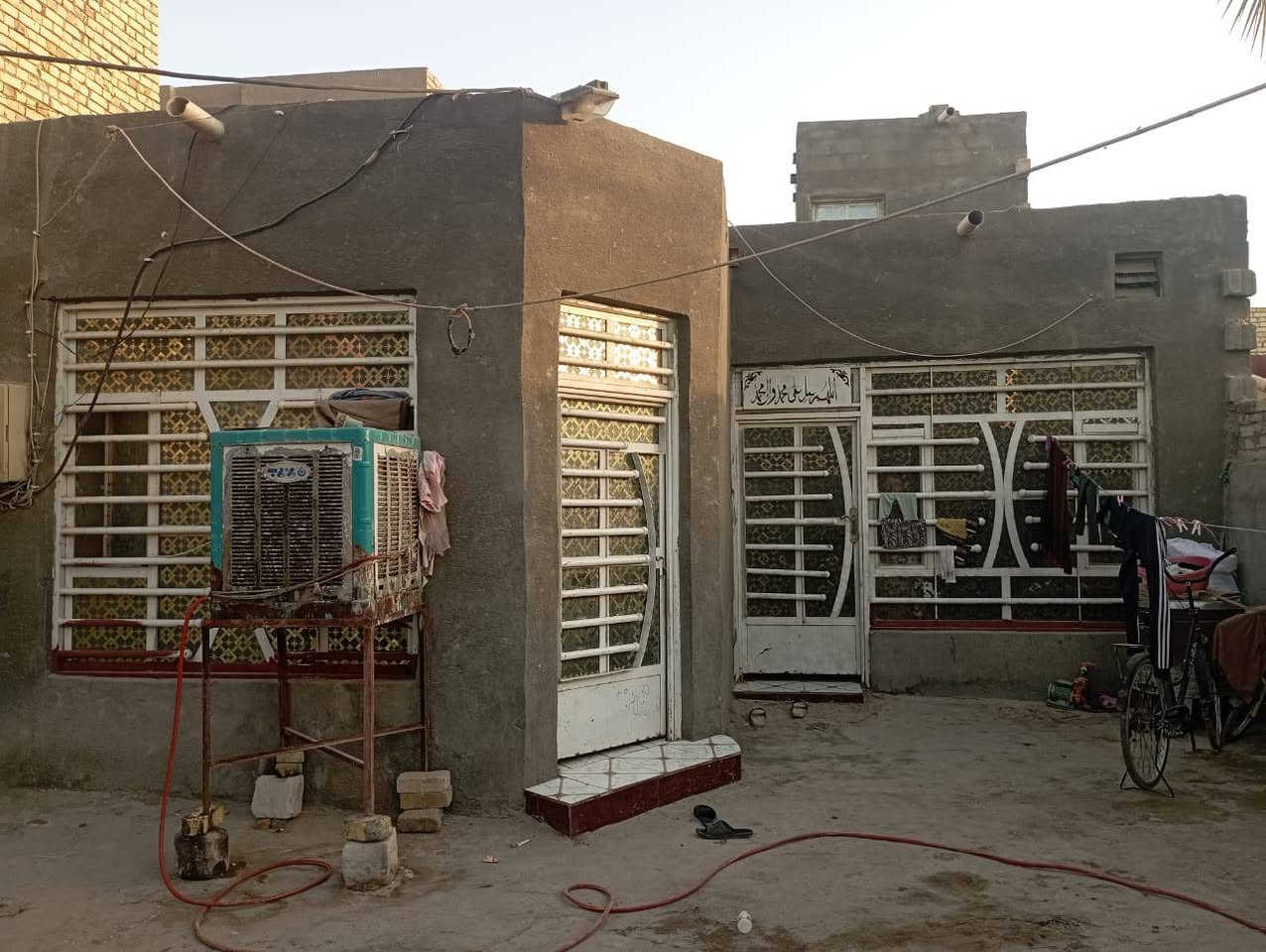 بيت للبيع طابو صرف مساحة 150 
مكان الحمزه الغربي حي العسكري شارع الحسينه خلف أبو انور المختار بيه ستقبال ومطبخ وصاله وغرفه وحمام داخلي الاستفسار ***********
