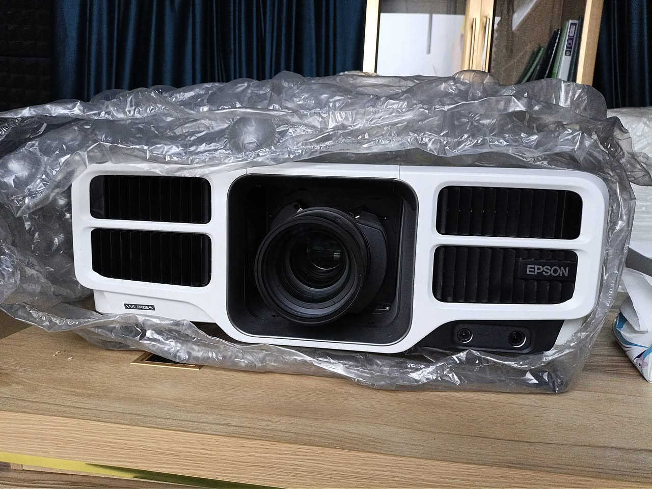 داتا شو ايبسون احترافية مخصصة للقاعات والمسارح الكبرى والعروض الجماهيرية موديل Epson Pro L1500UH

 بروجيكتور احترافي ضخم مخصص للقاعات الكبيرة والمسارح والمؤتمرات والعروض السينمائية والمعارض، وليس بروجيكتور منزلي عادي.
النسخة البيضاء الاحترافية
مزود بعدسة مركبة
الريموت الأصلي موجود
موديل الليزر الاحترافي من سلسلة Pro

أهم المواصفات
سطوع: 12000 Lumens
دقة: WUXGA 1920×1200
يدعم 4K Enhancement
تقنية ليزر Laser
عمر مصدر الإضاءة يصل إلى 20000 ساعة
مخصص للعروض الكبيرة والـ Projection Mapping 

منفذ:
HDMI
DVI-D
SDI
HDBaseT
LAN
VGA
BNC احترافي
ملاحظات مهمة جداً
الوزن (حوالي 24 كغم) 
يحتاج شاشة وقاعة مناسبة
السعر 9.000.000 تسع ملايين دينار عراقي .. مكاني البصرة
للتواصل على الواتس اب
***********
