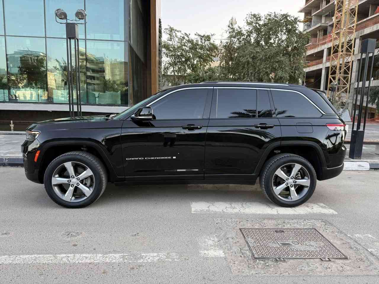 سلام عليكم
جيب كراند شيروكي لمتد موديل 2023. لون اسود
رقم اربيل
باسمي+ باج تضليل سنوي

السياره بيها قطعتين
باب السايق تبديل نفس اللون 
جاملغ امامي السايق تبديل وصبغ 
ايرباك دشبول + ستيرن
كير محرك صدر تبريد على وضع الشركه
 ماشيه  27 الف كيلومتر 

المواصفات :

* دفع رباعي 4x4 . 
* تحذير النقطة عمياء 
* شاشه كبيرة 
* نظام الخرائط (GPS) .
* ستيرن كهربائي . 
* المصابيح الأمامية زنون .
* كشافات الضباب زنون .     
* تشغيل عن بعد .
* صندوق كهربائي ..
* حفظ وضعيات الجلوس (ميموري) . 
* المقاعد الأمامية كهرباء
* المقاعد الأمامية تدفئة .
* المقاعد الخلفية تدفئة
* حساس خلفي
* تدفئة ستيرن . 
* مانع تصادم خلفي .
* محدد سرعة 
* نظام التشغيل والاطفاء الاوتوماتيكي ( Auto Start System ) .
* نظام بريك اوتماتيكي ( Auto Break System )
* اناره داخليه 
* جنطه كهرباء
* داخل اسود
* لدات امامي وخلفي
* تحكمات ستيرن فول
* شاشه اعطال
* كير ماوس
* اربعه انظمه قياده
* رادار 
* وباقي المواصفات المعروفه 

مكان السيارة بغداد اليرموك  
سياره جديده وجاهزه من كلشي واي نقص مابيها عدتها وارضياتها كلها وياها
السعر 30,500$
***********
