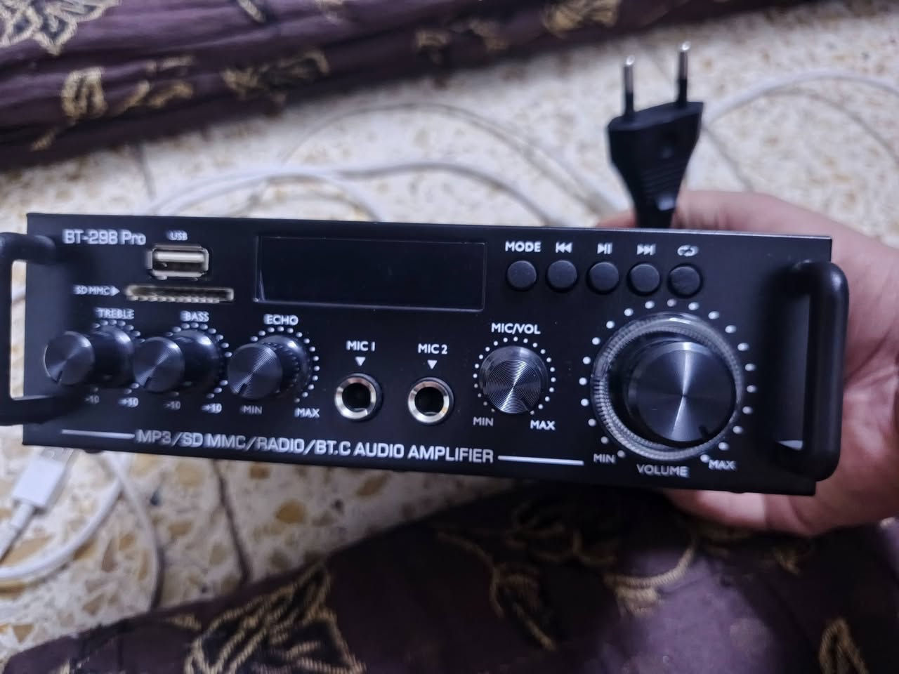 هذا الجهاز هو مضخم صوت ستيريو صغير (Mini Stereo Amplifier) من طراز BT-298 Pro.المميزات الصوتية: يوفر طاقة قصوى تصل إلى 800 واط (بقدرة اسمية 50 واط × 2)، وهو مصمم لأنظمة الصوت المنزلية أو السيارات.الاتصال والوسائط: يدعم البلوتوث 5.0 للتشغيل اللاسلكي، ويحتوي على منافذ لـ USB، وبطاقات SD/MMC، بالإضافة إلى راديو FM.وظائف الكاريوكي: يشتمل الجهاز على مدخلين للميكروفون مع عناصر تحكم منفصلة في مستوى الصوت والصدى (Echo)، مما يجعله مناسباً للكاريوكي.


**إذا كنت صاحب هذا الإعلان وتريد حذفه لأي سبب، رجاءا أرسل رسالة إلى الدعم الفني**