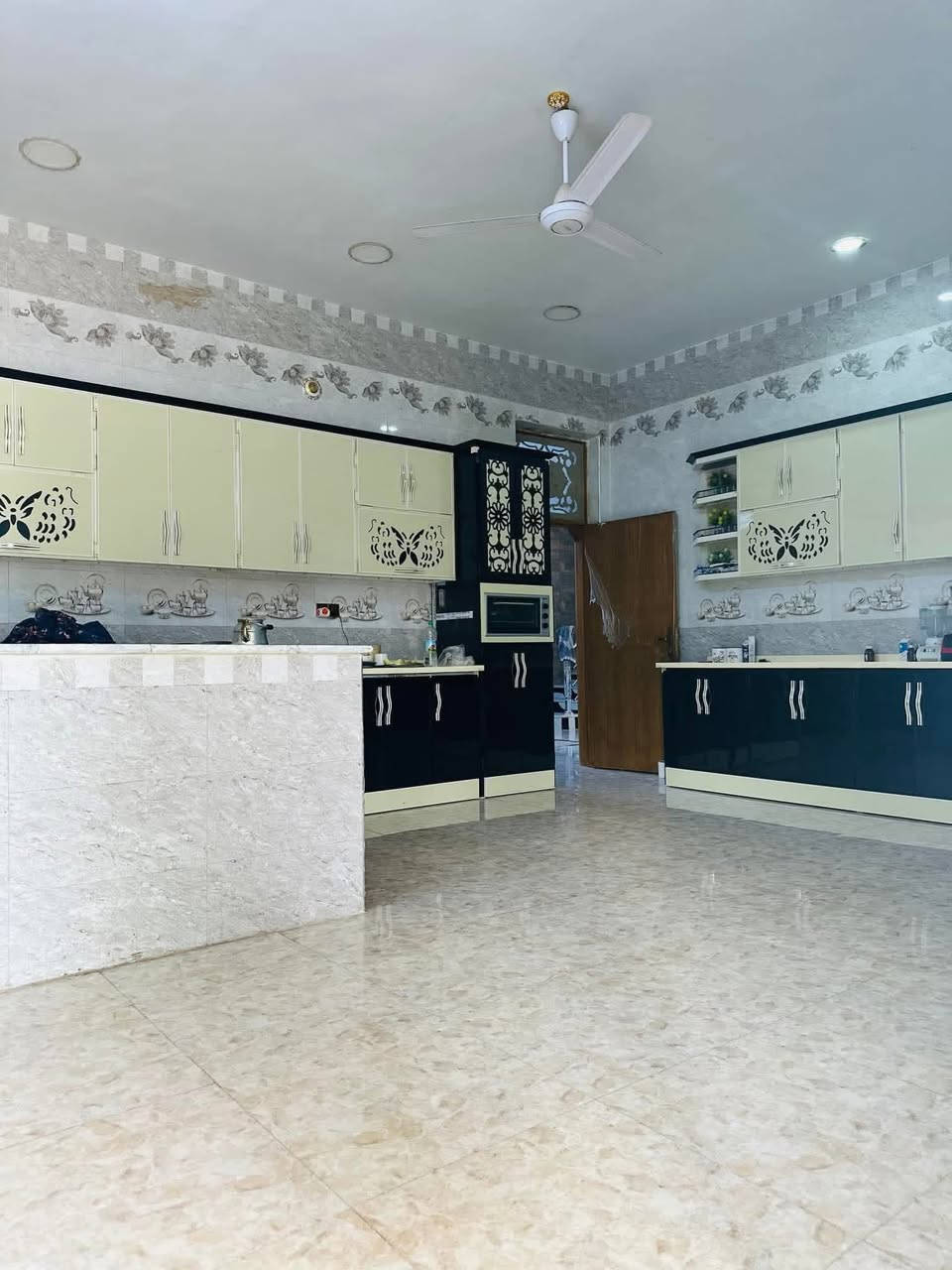 السلام عليكم (بيت للبيع مساحه بناء البيت 335  طابو سند 25 وطارمه مع الممرات 350 متر   وكراج كبير للسياره بناء حديث 2020 صب  كونكريت  رفت درجه اولى يحتوي على مطبخ وصاله و3غرف نوم واستقبال وصحيات خارجيه وداخليه وبيتونه كبيره 

(ملاحظه)
 
البيت وياه مشتمل صغير يحتوي على مطبخ وصاله وغرفه وصحيات )
اضافه الى دونم مع البيت  ارض زراعيه  
 المكان مدينه القاسم  شارع الطابو  قريب على مدرسه الشهيد 
المنتضر
  السعر 150 وبي مجال للشراي 

للاستفسار *********** اتصل وبيك خير وتدلل
