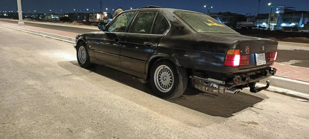 مكلف بالنشر BMW E34 525  مسكر عدل رقم بصره وراعيها بالبصره  غرفه جلد - سلايت - مكينه كير حداده كلهه جاهزه وتجي وتشوف و بالخدمه رقم راعيه  ***********  السعر 45 وبيهه مجال ...للعلم  الدعاميه الخلفيه موجوده
