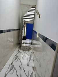 بيت ١٠٠ متر حي الغدير قرب فلكه  ثاني فرع لبيت مقابيل مدرسه 07727012700