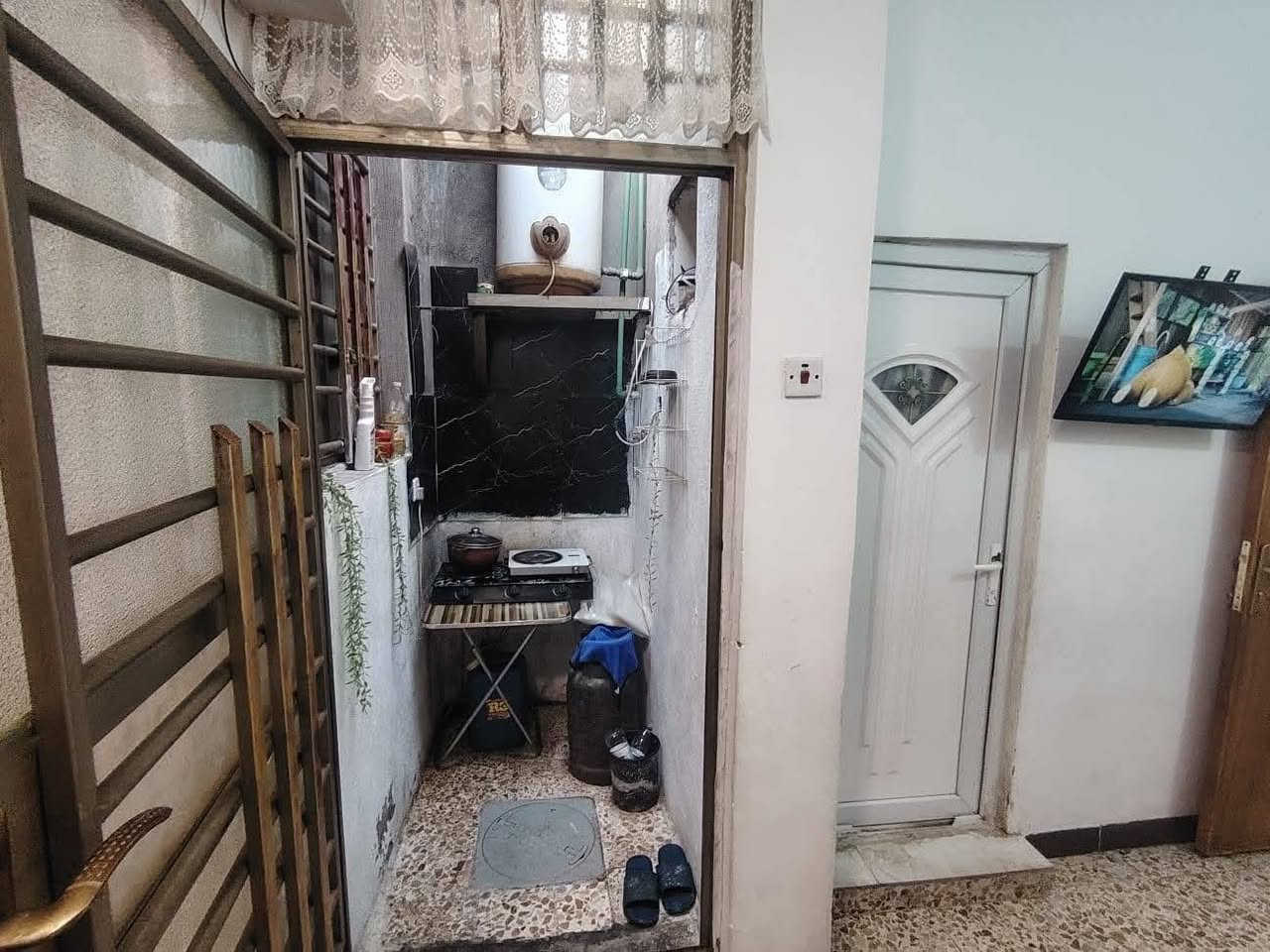 دار سكني تجاري. 
المساحة الكلية ٥٧ متر ركن.
الموقع : الزعفرانية الأربع شوارع.
خلف عمارة 4K للكاميرات.
رزاعي حجي جعفر سند ٢٥ وكالة ام الصورة.
تفاصيل الدار.
طرمة ٤ونص ×٢و٧٥سم.
 تحتوي على تواليت خارجي + مضلة للمغسلة + وغسالة. 
استقبال.
هول حولي.
حمام +تواليت داخلي.
مطبخ حار. +مطبخ بارد.
ترك.
درج كونكريت....
بناء حديث سنة 2025.
طابق واحد فقط.
سعر مناسب.....
للتواصل ***********.
