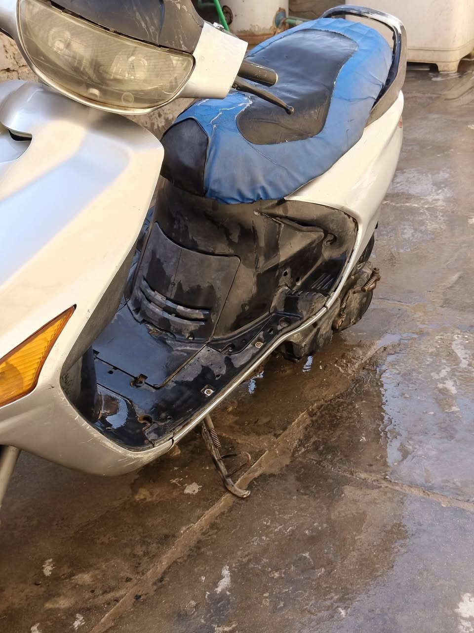 السلام عليكم دراجه فراشه للبيع الدراجه حلوه ونضيفه تايرات جدد لايت ثلجي زنون عالي وناصي سلف كهربائيات كلها شغاله بس باتري عوزه شحن كابريته الاصليه وكل غراضها الاصليه الدراجه مفتوحه تجفيت اصلي درجه اولى شاهد الله تعاتبني عليها   مكاني الحضارة سعرها  ٢٥٠ وهذا رقمي ***********
