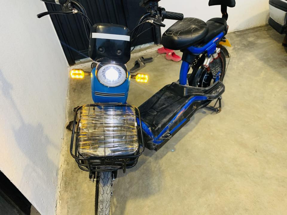 السلام عليكم للبيع دراجه شحن موديل 2025دراجه شرط كلها شغاله شلعه بيها فول بطاريات شرط جدد  ماينزل شحن كهربائيات كلها شغاله أربع سرعات تثبيت سرعه بيها تايرات جدد  السعر 190بي مجال الشراي يخابر عل رقم ***********
