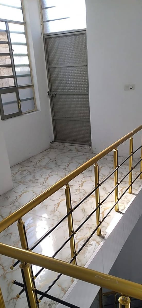 مشتمل مساحة 120 متر بناء حديث  الموقع كاطون الرحمة. رقم العقار 6167. السعر 73. للاتصال ***********
